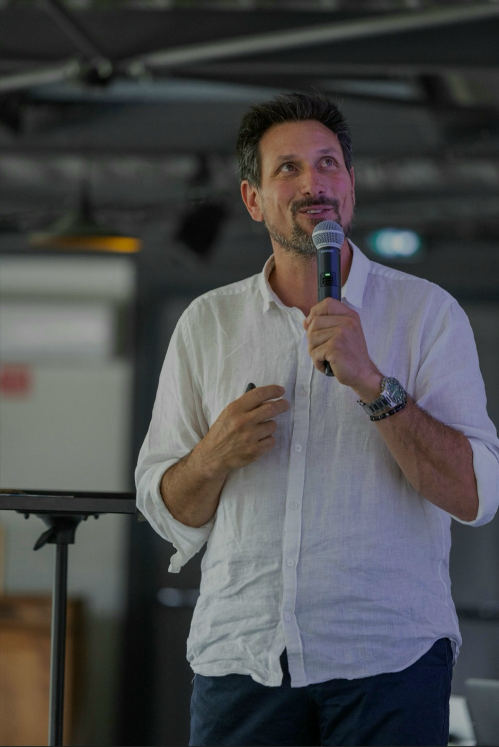 Eric Mesnier au micro pendant une conférence