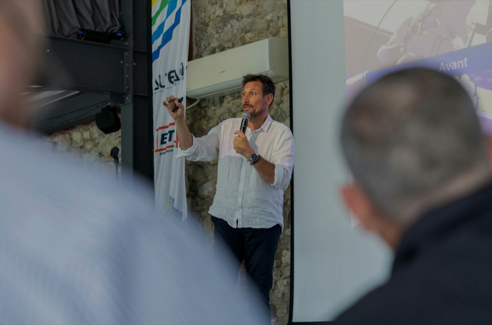 Eric Mesnier en conférence devant un auditoire